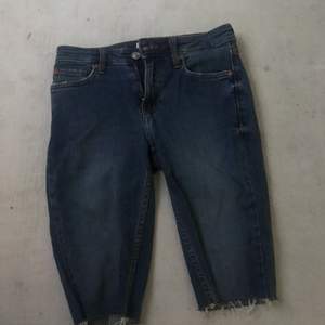 Blå knälånga jeans/jeansshorts i strl 34 från Mango. Knappt använda pga för liten storlek. 