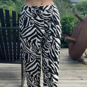 High waist zebra striped carrot crop pants size medium - Skitsnygga zebrabyxor som inte passar i min garderob💔