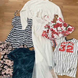 Klädpaket - Hel påse med kläder, linnen tshirts stickade tröjor, nån klänning etc. Första bilden visar lite mindre än hälften av alla kläder. Rensar inför flytt:) både ”tjej” och ”kill”kläder men mest ”tjejkläder”.  