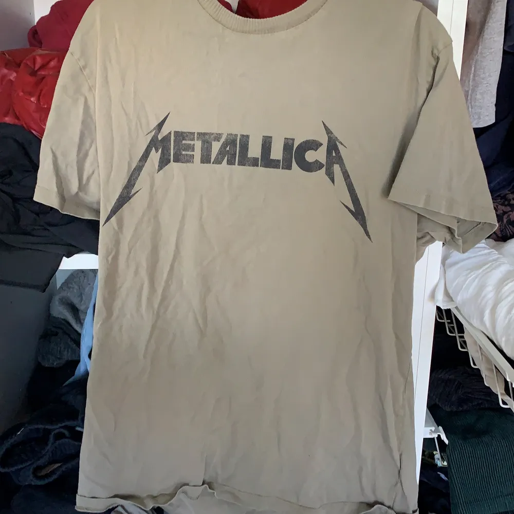 Metallica t-shirt, använd ganska mycket strl S. T-shirts.