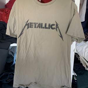 Metallica t-shirt, använd ganska mycket strl S