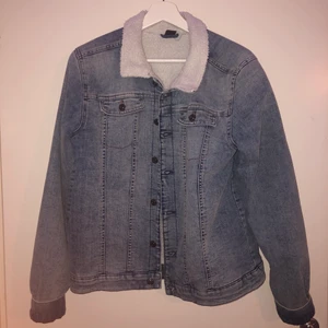 Fodrad Jeansjacka  - Fodrad Jeansjacka från HM I storlek S. Använd ett par gånger men fortfarande bra skick.