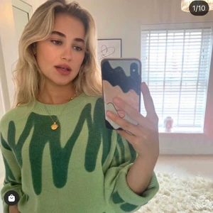 Grön tröja - Superfin populär grön tröja som köptes Feån kiwikiller men har tyvärr inte kommit till användning. Så mysig till sommarkvällar!! 💕💕 fraktar eller möts upp i Göteborg. Buda från 250kr💕 OBS! BUD LIGGER PÅ 380kr BUDA I KOMMENTARSFÄLT ISTÄLLET 💕