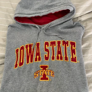 Hoodie - Oversized hoodie köpt här på plick. Sitter som en L på mig som är xs/s, frakten tillkommer elr möts i linköping