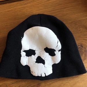 Fet mössa! - Fet mössa med ett dödskalle-motiv! Köpt för många år sedan när jag var mindre. Säljes eftersom att den inte passar mig, då jag har en afro (: Möts i Malmö och tar swish. Står ej för frakt!