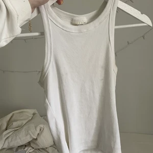 Ribbat linne - Ribbat linne från Gina Tricot i storlek xs, är väldigt stretchigt! Använd ganska mycket men fortfarande i bra skick.