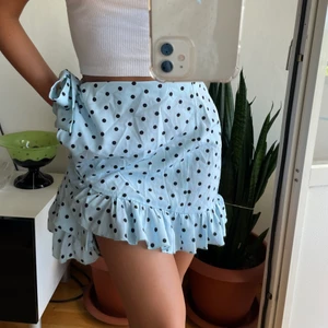 Kjol - Jätte fin blå prickig kjol som tyvärr inte kommer till användning längre, passar jättebra nu till sommaren. Köpare står för frakt 💓