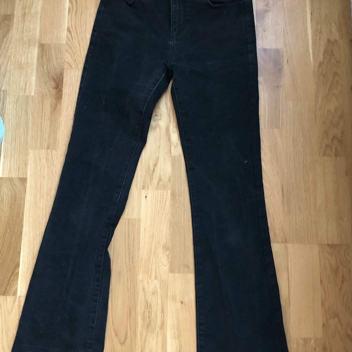 Svarta bootcut jeans.