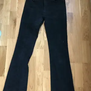 Svarta mid rise bootcut jeans.