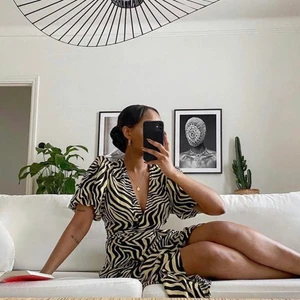  Zebraklänning Gina tricot - Superfin zebraklänning från Gina Tricot. Helt oanvänd med lapp kvar. Inköpt för 450. Möts upp i Stockholm annars står köpren för frakt 💐💐 Storlek 40 men ganska liten i strlk mer som en 38! Bilderna är lånade.