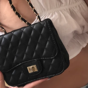 Söt väska  - En väska som inte kommer till användning av mig iaf men den är super söt förlängningsbart band 