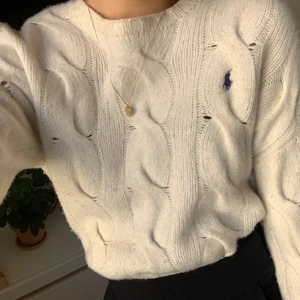 Stickad ralph lauren tröja  - Super fin stickad Ralph laurent tröja. Köpt för 1500kr. Väldigt fint skick. Perfekt att dra över på en klänning eller stoppa in i byxorna. 