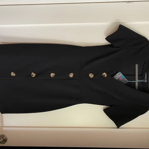 Helt ny svart klänning strl 36 - Otroligt snygg klänning i strl 36. Helt ny lapparna sitter kvar!