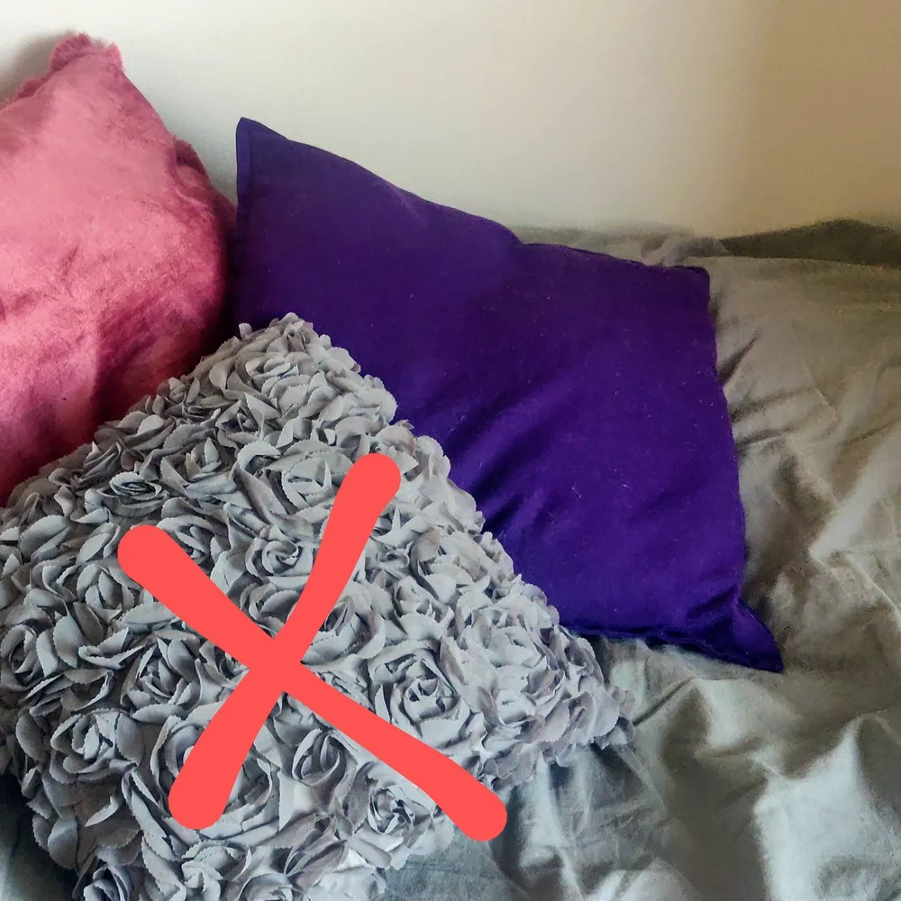 Decorative pillows. 20kr each. Pink and purple are 50x50cm and the grey is 40x40cm.. Övrigt.
