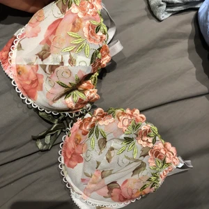 Blommig bh - Blommig bh i modell Konrad