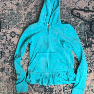 Juicy Couture kofta - Dens ser typ blå ut men den är turkos jättesöt. storlek e XL men sitter som S