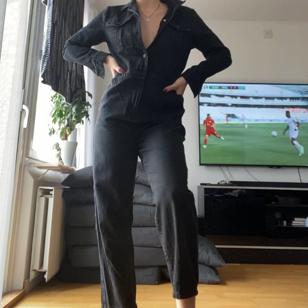 As snygg svart jumpsuit! Sliten i färgen och är en oversize 36a i storleken🌟 jeans material💕💕 jag är 168🪅. Jeans & Byxor.