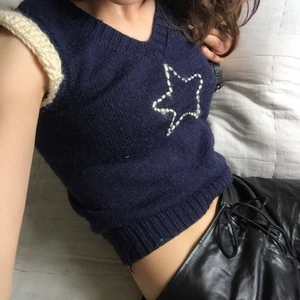 Hemstickad blå väst  - Super fin hemgjord blå väst. Den är marinblå och gräddvit, fint skick! 