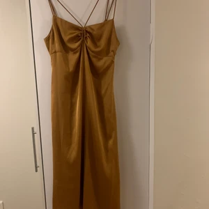 Darin klänning  - Super fin och skön satin klänning i gul/guld färg! Storlek small