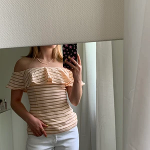 Off shoulder topp - Säljer denna topp från other stories som endast är testad. Den har avtagbara band som kan knytas i nacken💓💓 fraktkostnad tillkommer på 48kr☺️