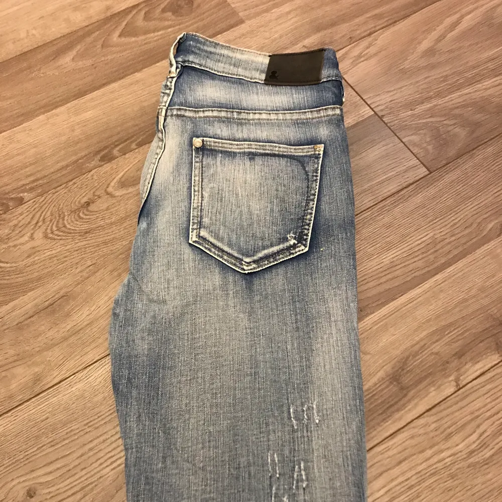 Jeans från H&M i strl 170. Använt några gånger men är i fint skick. Vid eventuell leverans står köparen för frakten. . Jeans & Byxor.