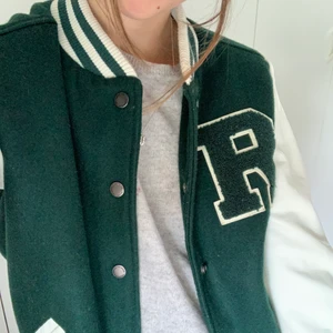 Varsity jacka - Säljer min varsity jacka då den inte används längre! Storlek S men passar xs-m☺️ priset kan diskuteras 