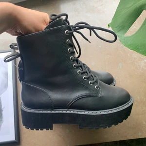 Boots H&M - Ett par helt oanvända  boots från H&M med prislapp kvar. Storlek 39, men passar 38 också.