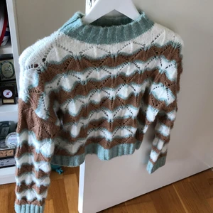 Tröja - Säljer denna stickade tröjan, köpt här på Plick, använd 1 gång. Köpte för 150 kr +frakt men jag säljer för 100 kr + frakt. Skicka privat för fler bilder💕💕
