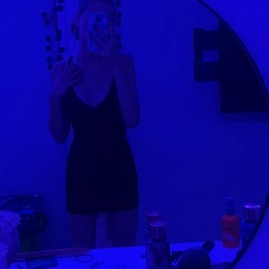 Klänning - As snygg klänning i typ bikini material❤️ vet ej var den är ifrån då det är min mammas gamla som jag nu fått. storlek xs skulle jag säga men passar säkert s med❤️ ’