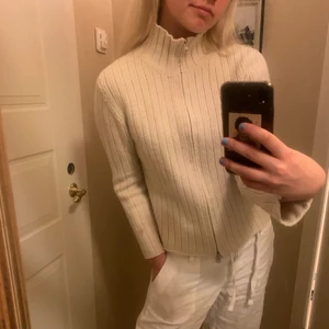Kofta från turnover strl s - Säljer denna snygga kofta från turnover! Så skön och trendig! Strl s