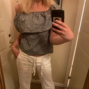 Rutig fingranska topp från Nelly strl 36 - Säljer denna fina off shoulder topp från Nelly!!🤤👌Går även att använda som one shoulder vilket är perfekt👍🤩
