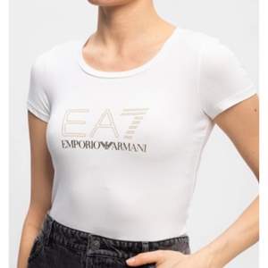 En vit äkta t-shirt från EA7. Använd 1-2 gånger, nyskick! Nypris ca 1000kr. Tag ges vid intresse. Kom med bud! 