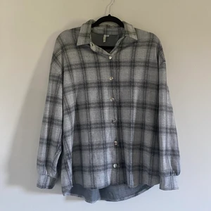 Skjorta - Rutig skjorta från Nelly i stretchigt trikåmaterial, storlek S. Använd ett fåtal gånger, nyskick. Budgivning om flera är intresserade. Köparen står för frakten. 