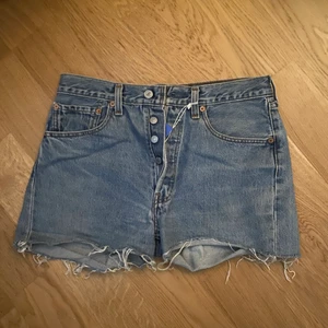 Levis jeansshorts - Hej! Säljer dessa bekväma Levi’s shorts i W31. Perfekt nu till sommaren med en stickad tröja😍Buda gärna om du är intresserad!
