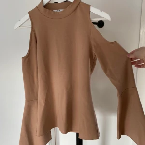 Cool tröja från Nakd, oanvänd i storlek xs. Bar i axlarna! - volanger i armarna