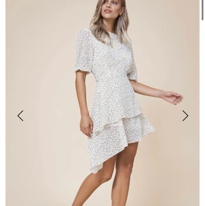 Asymmetric dress ADOORE - Size: 36, Color name: Lemon. Sold out på hemsidan. Fler bilder kan skickas om så önskas. Liten i strl. Budgivning från 1500kr. Köp direkt för 1700kr. ALDRIG ANVÄND, säljer pga köpte två strl. 