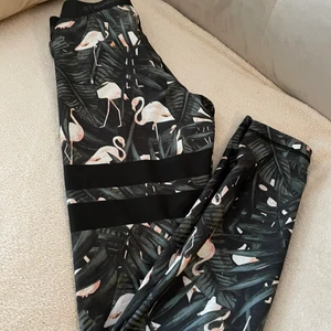 Stronger tight storlek xs använt 1 gång  - Säljer mina fina tight som är för små för mig. Den är som ny. Säljer för 150