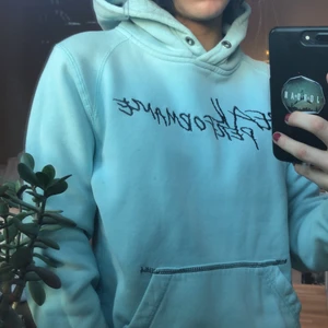 Blå peak hoodie - En jätte cool blå peak performance hoodie som är köpt secondhand på sellpy. Fraktar och möts