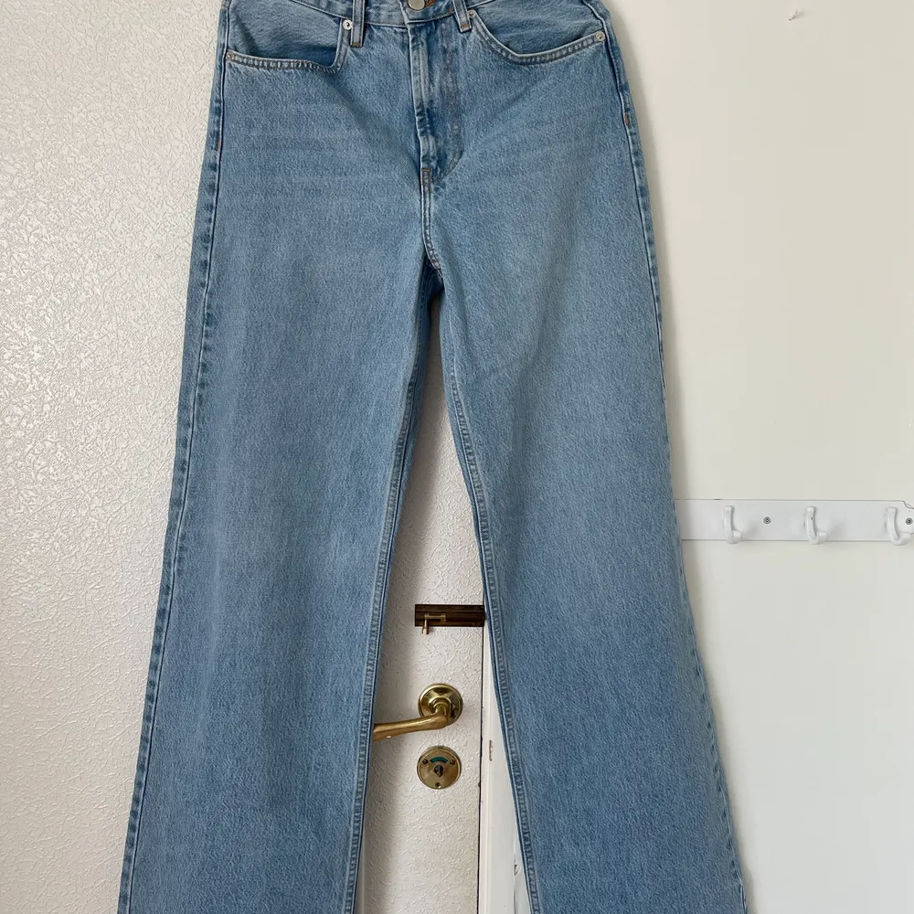 Supersnygga jeans från Na-kd storlek 36. Helt oanvända! Tyvärr för små för mig, det är enda anledningen till att jag säljer dem vidare!. Jeans & Byxor.