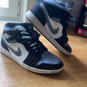 Jordan 1 mid (storlek 41) - Ett par skor som jag växt ut, dem är slålt använda och bra skick. Kom privat för mer info. STORLEK 41