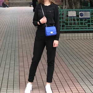 H&M L.O.G.G. jumpsuit stl 36 - Svart jumpsuit i 100% Lyocell från H&M L.O.G.G. i storlek 36. Passar bra i längd för mig som är 1.77 men ännu bättre om man är ca 1.68 och längre. Använd fåtal gånger, säljer för att den är för tajt i vaderna på mig. 