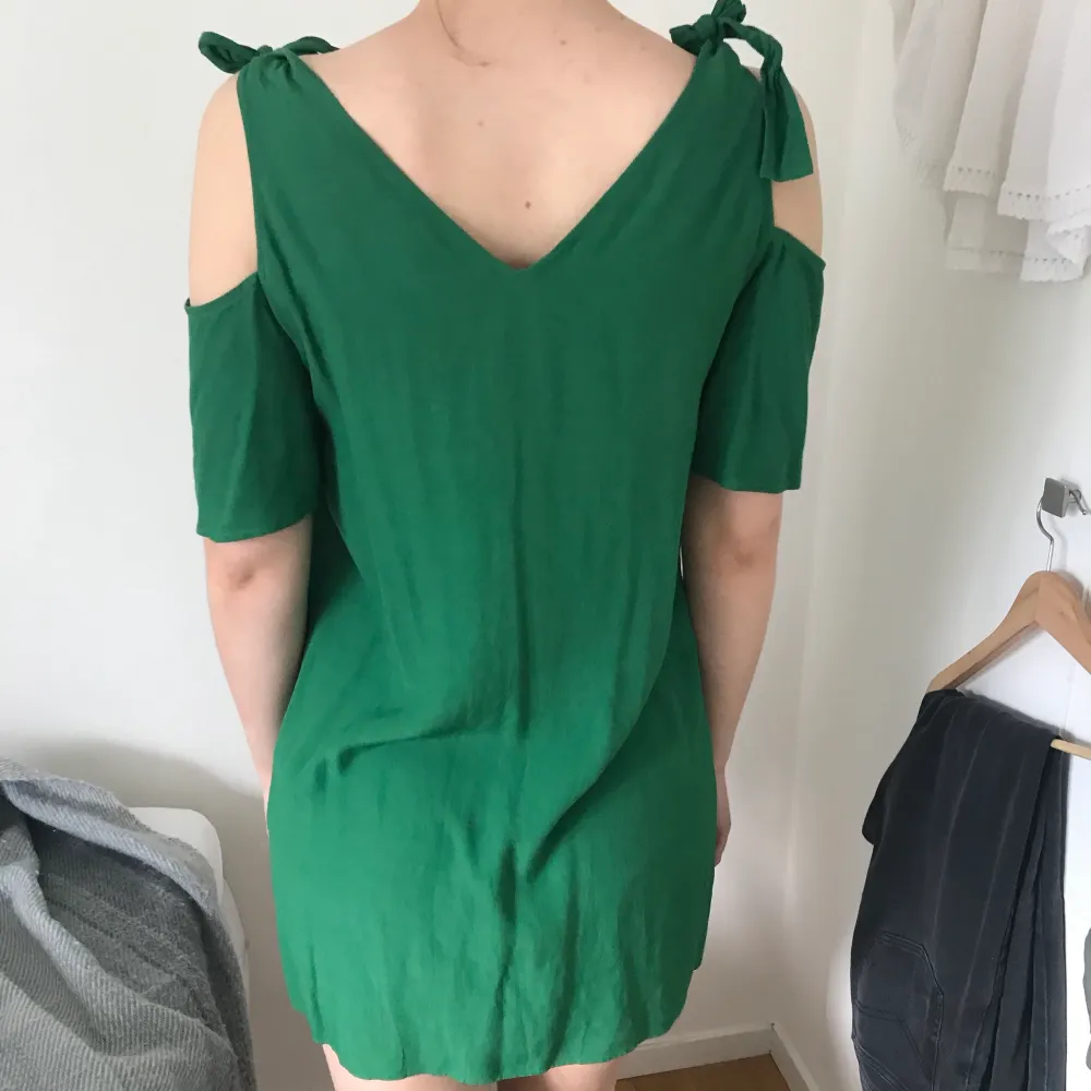 Jättefin, grön klänning från & Other Stories i storlek 36/ S. Väldigt fint skick, använd fåtal gånger. Säljer klänningen eftersom den är lite kort på mig som är 1.77m! . Klänningar.