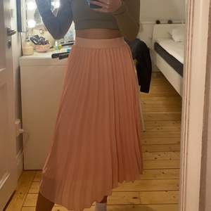 En rosa lång kjol från saint tropez i storlek S och sitter super fint på säljer för 170kr och köparen står för frakten💕