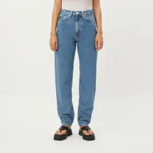 Mörkblåa jeans från Weekday- ”Lash extra high mom jeans” i storlek 30/28. Använda en gång, köpta för 500kr.