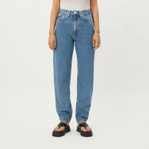 Weekday - Lash mom jeans - Mörkblåa jeans från Weekday- ”Lash extra high mom jeans” i storlek 30/28. Använda en gång, köpta för 500kr.