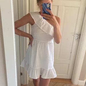 Sommar klänning  - Snygg sommarklänning! Endast använd 1 gång ❤️ skriv privat för fler frågor❤️ jag är 175 cm lång 