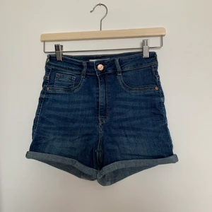 blå jeans skjorts  - Jeans skjorts från Gina Tricot , väldigt bekväma och går att vika ned ca 3 cm om man vill ha dem lite längre ⚡️
