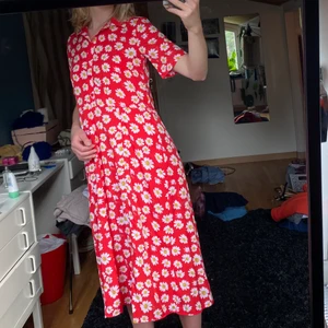 Klänning  - Blommig klänning med knappar där fram, använd 1 gång! Från Wednesdays Girl, storlek XS men passar även S💖