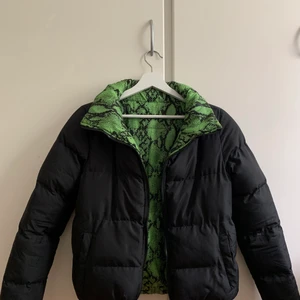 Dubbelsidig jacka  - Denna jackan är i storlek s och är använd vid ett fåtal tillfällen, den är lite för liten för mig då jag är bred i axlarna men ska nog passa bra annars till de som använder S. Går att ha åt båda hållen.