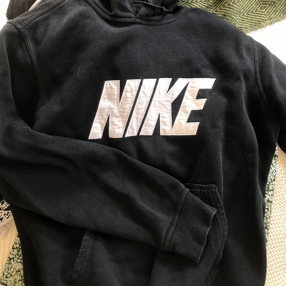 Intressekoll på min Nike hoodie som jag köpte på secondhand i malmö:) lite urtvättad men tycker bara de är snyggt, tveksam på om jag vill sälja så säljer bara för bra bud, buda i kommentarerna!. Hoodies.
